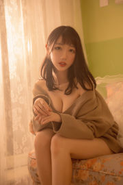 [Net Red COSER] Zhou Ji is a cute bunny - retro sweater