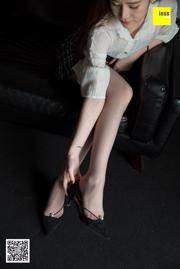 Sister Vanity "Foot Model Sister Plays with Grey Silk" [Iss to IESS] Si Xiangjia 266