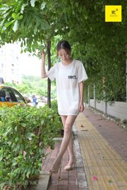 [IESS 奇思趣向] The Nth Fantasy, Lonely Weekend ① Xiaoliu Small Skirt + Fish Mouth Shoes + Wearing Shoes and Playing in the Water